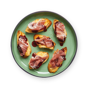 crostini-brie-confiture-de-cerise-et-jambon-de-parme