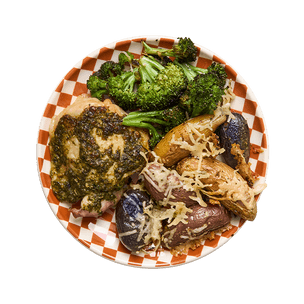 roasted-chicken-with-cheesy-pesto-potatoes-et-broccoli