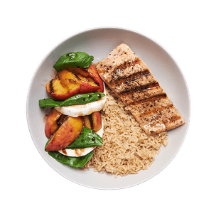 Saumon, riz & salade caprese aux pêches grillées