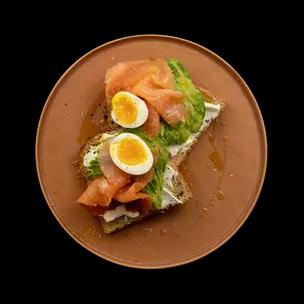 avocado-toast-with-smoked-salmon-and-egg