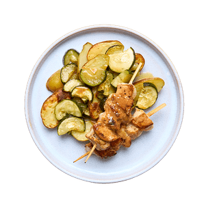 Brochettes de poulet marinées à la bière & légumes rôtis