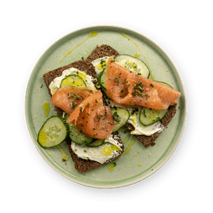 smoked-salmon-and-pumpernickel-toast